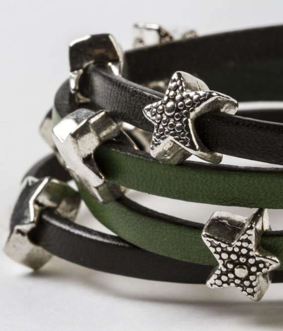 Detalle pulsera Estrella bicolor verde.Egass barcelona hecho a mano.