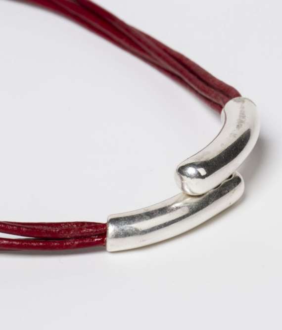Detalle collar Assun color rojo. cuero y cierre magnético de zamak
