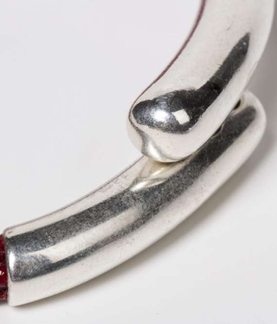 Detalle collar Assun color rojo. Cuero, zamak con baño de plata, cierre de imán,