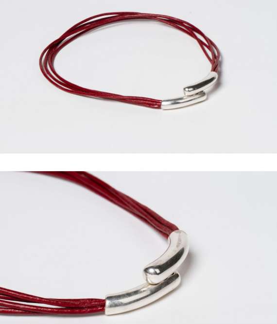 Collage collar Assun color rojo. cuero fino y cierre magnético de zamak.