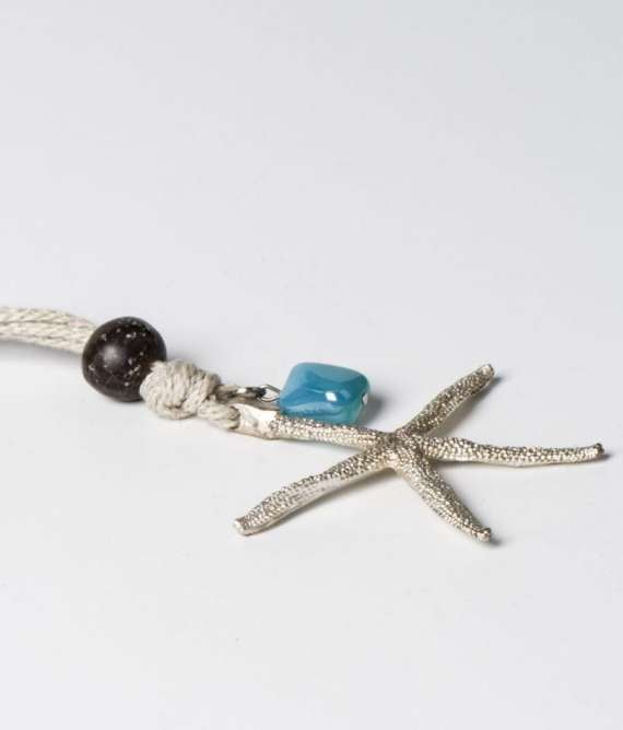 Detalle collar Estrella color azul, zamak con baño de plata , cuerda, minerales, resinas, hecho a mano Egass Barcelona.