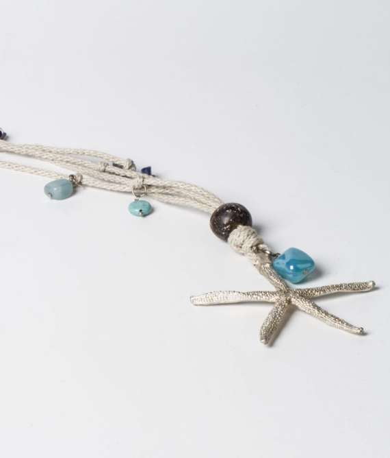 Collar Estrella color azul, zamak con baño de plata , cuerda, minerales, resinas, hecho a mano Egass Barcelona.