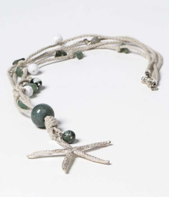 Collar Estrella color verde, zamak con baño de plata , cuerda, minerales, resinas, hecho a mano Egass Barcelona.