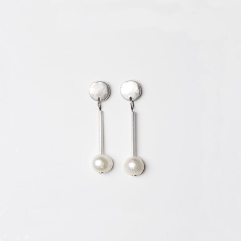 Violeta pearl earrings.
