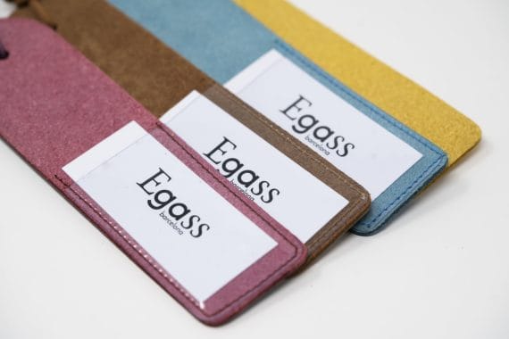 Burgundy suitcase identifier - Image 4